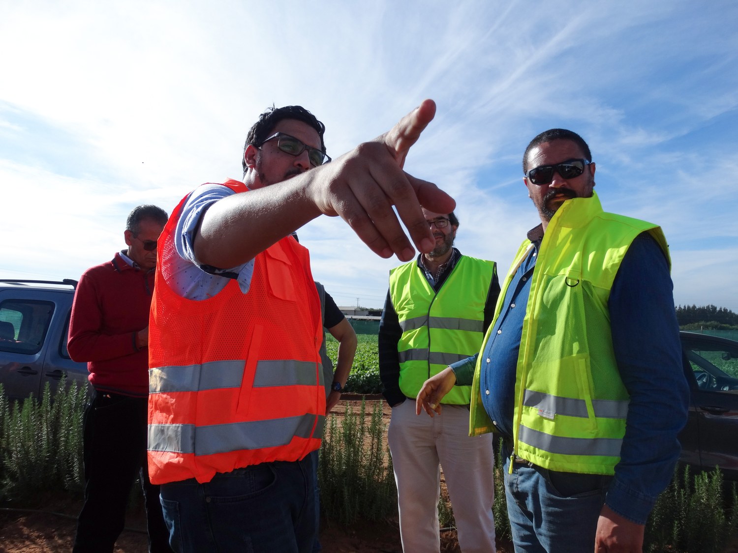 Des participants échangent sur le site de la rencontre.