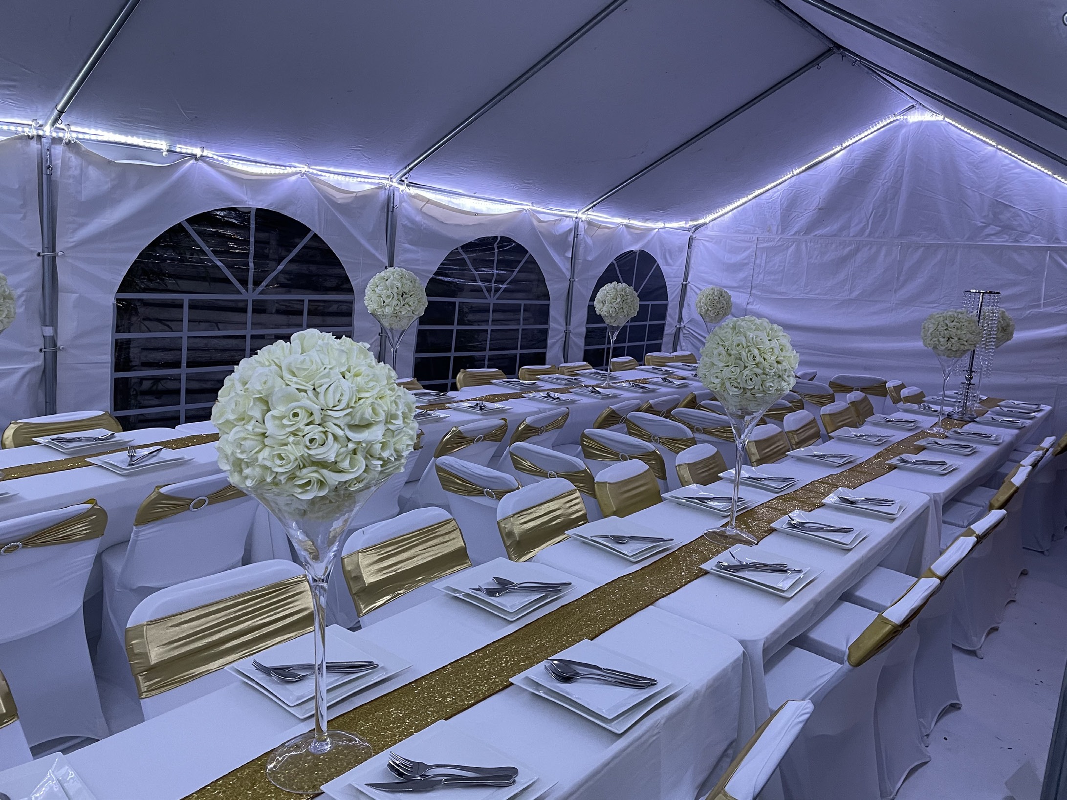 Réception sous une tente, tables dressées et éclairage d’ambiance, visuel du projet Home Event