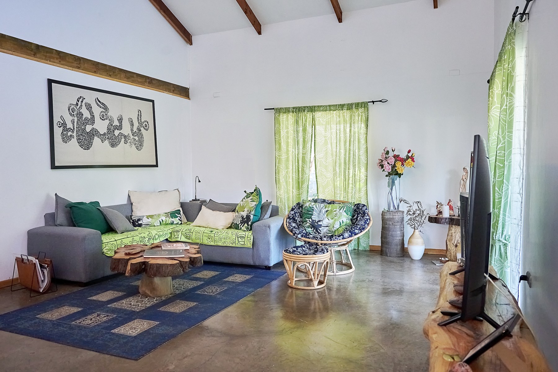 Le salon de Villa Homiti, ouvert sur la vie de la maison
