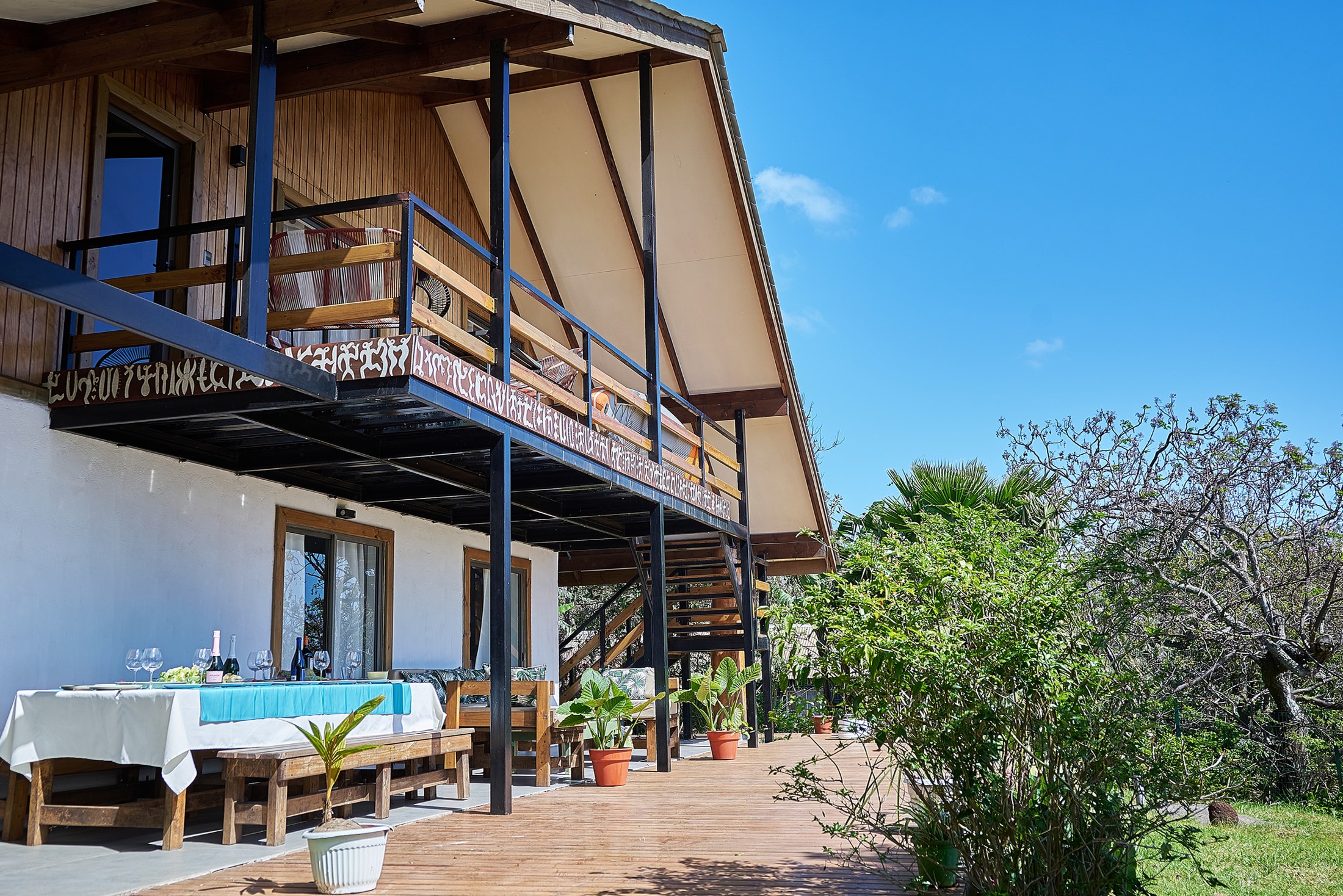 La maison Villa Homiti, sa façade en bois et son jardin à Hanga Roa