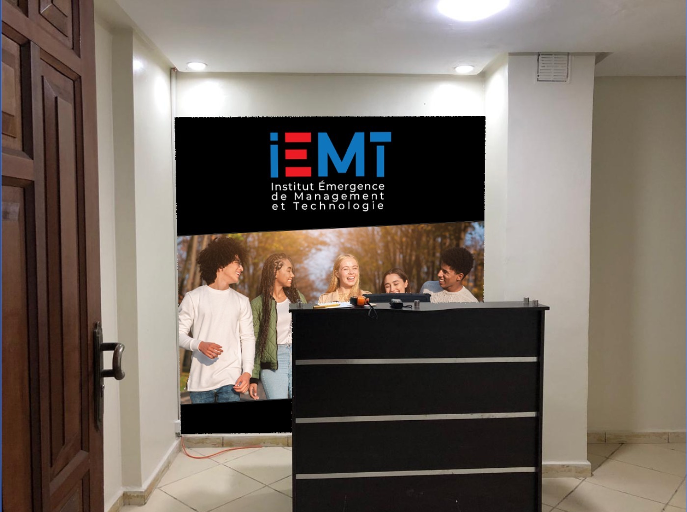 Photographie de l’accueil IEMT avec le logo et le visuel mural installés