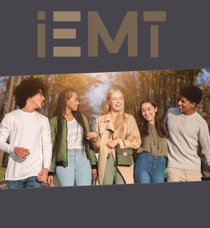 Visuel du dossier IEMT : un groupe de jeunes échange à l’extérieur
