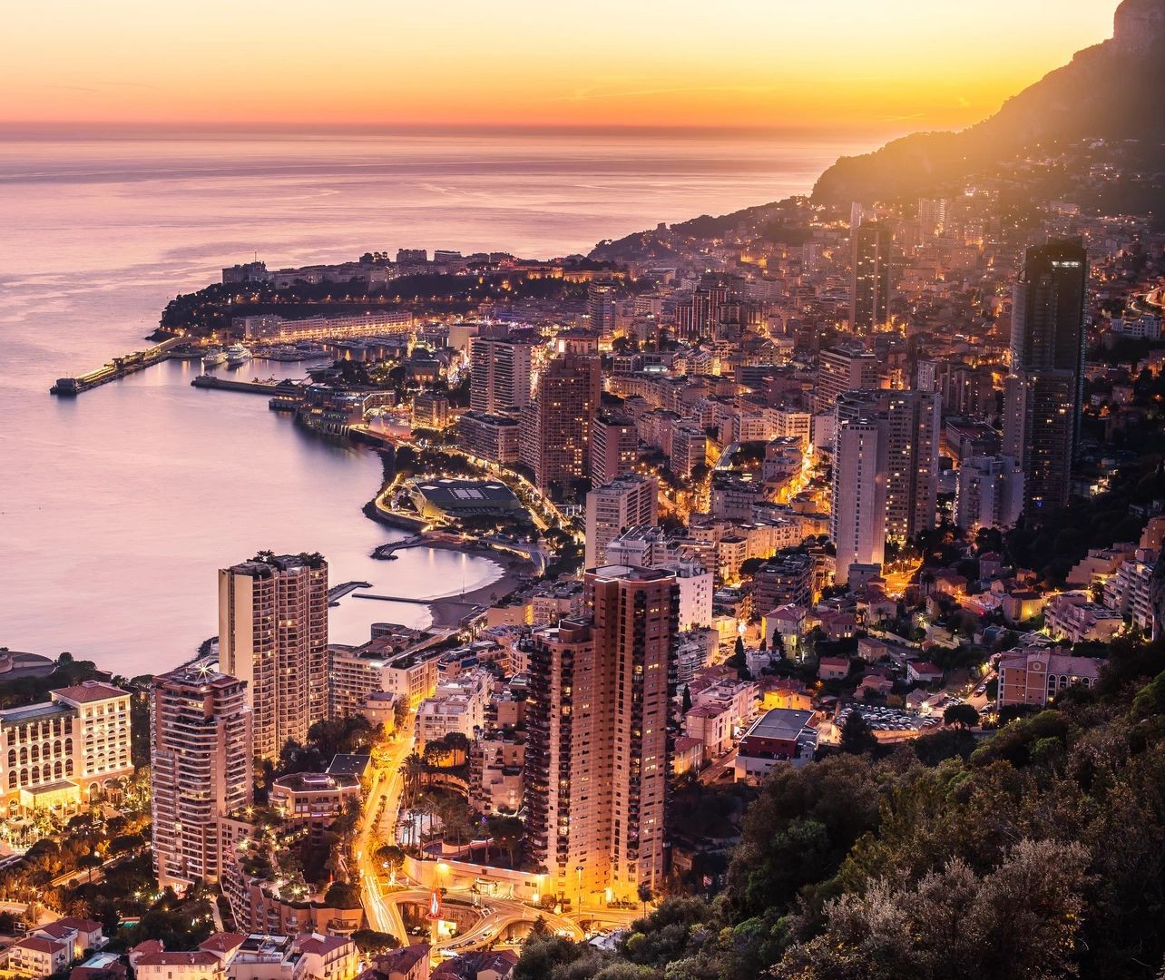 Vue de Monaco au coucher du soleil, présentée dans les tours privés de Nice Transfer Driver