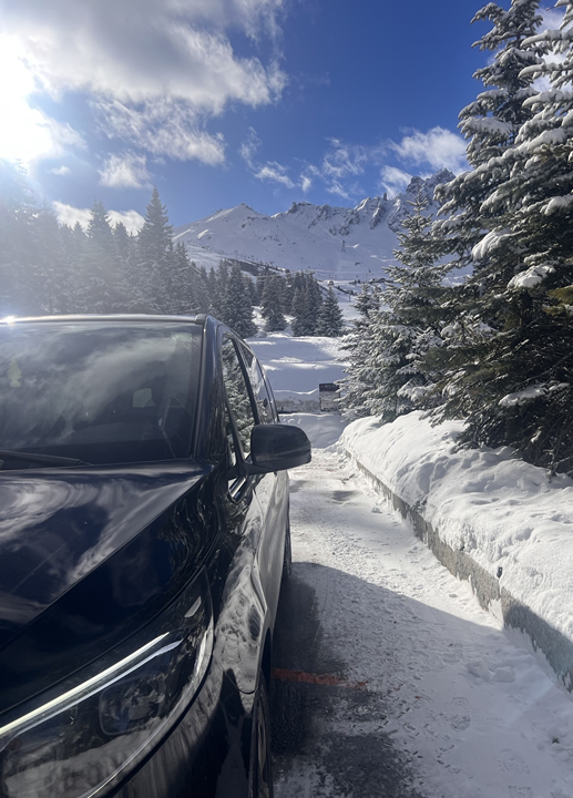 Véhicule sur une route enneigée