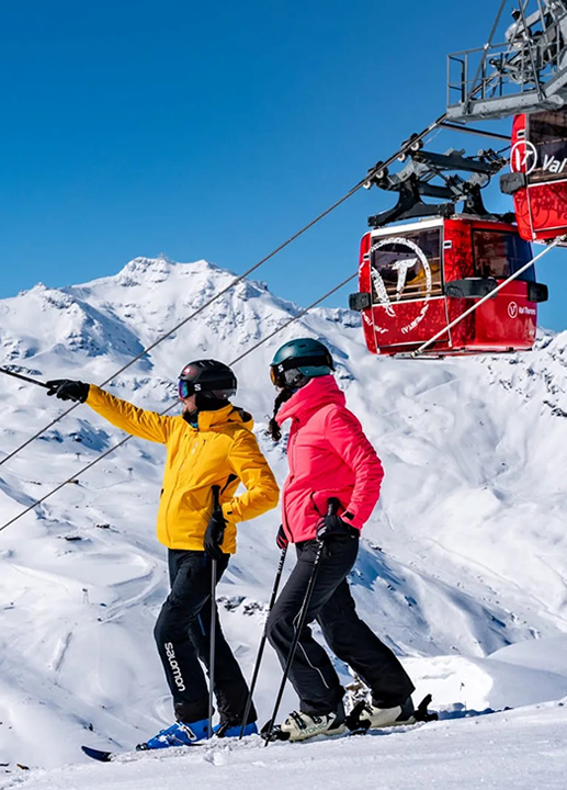 Skieurs et télécabines à Val Thorens